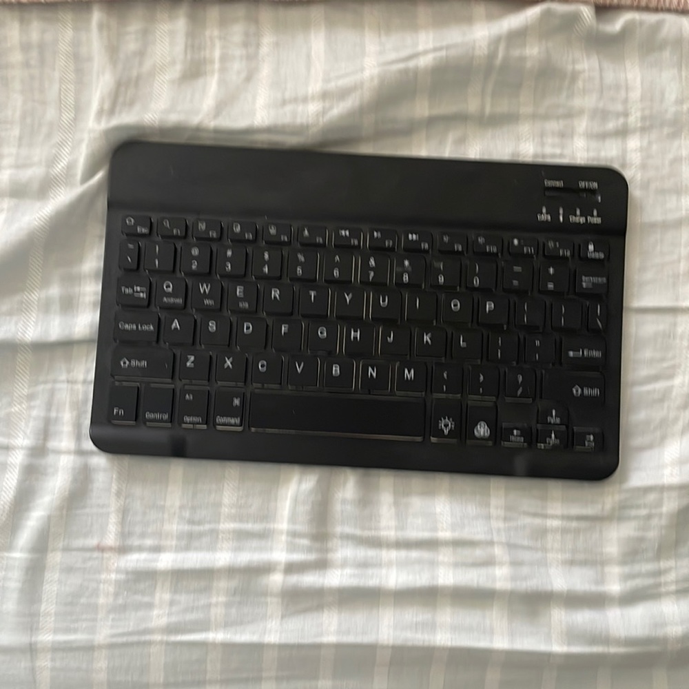 Bluetooth keyboard that lights up